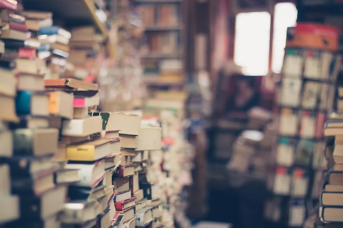 Self-Publishing vs Traditional Publishing in the UK: Pros, Cons and Timelines